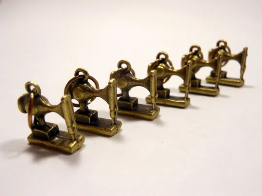 Vintage Sewing Machines: Set of 6 Stitch Markers